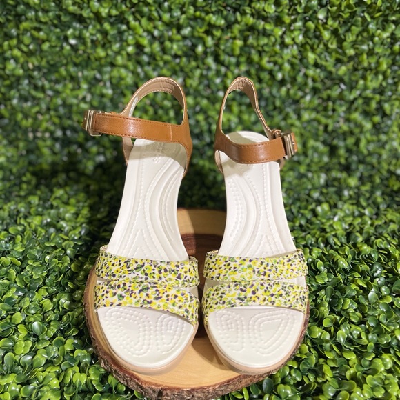 NWOT Crocs 7 Leigh Wedge Sandals - Picture 2 of 12
